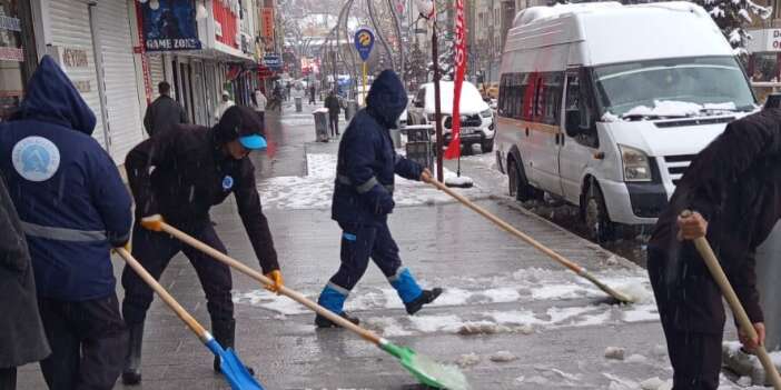 Kürekli kar timleri görev başında