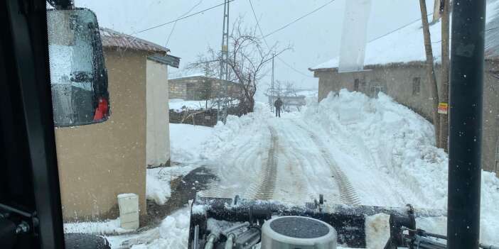 Belediye ekipleri yolları açıp genişletiyor