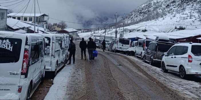 Üzümlü sınır kapısı "Hava soğuk, insanlar perişan"