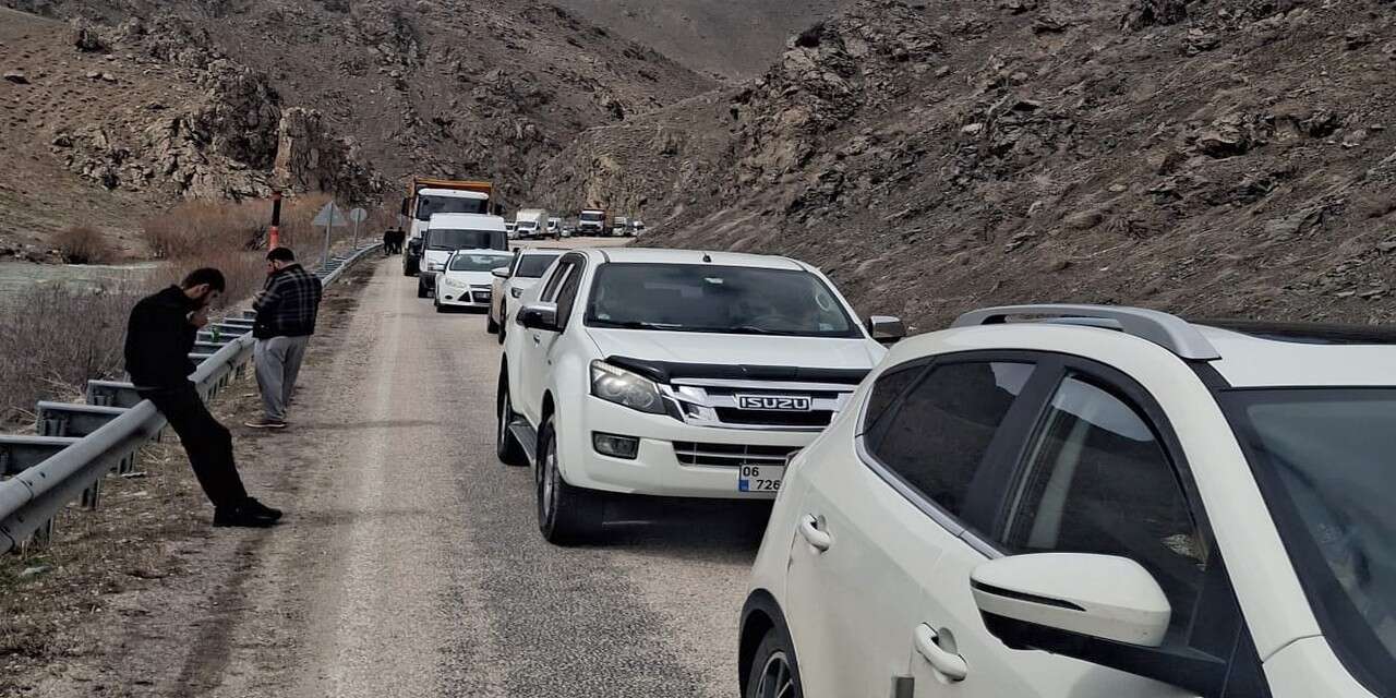 Hakkari-Yüksekova yolu geçici kapatıldı