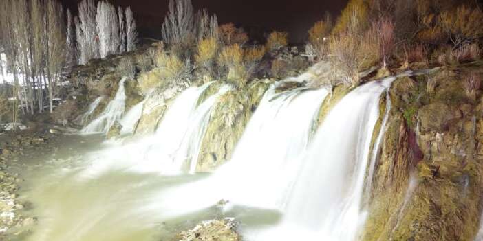 Muradiye Şelalesi gece ışıklarıyla büyülüyor
