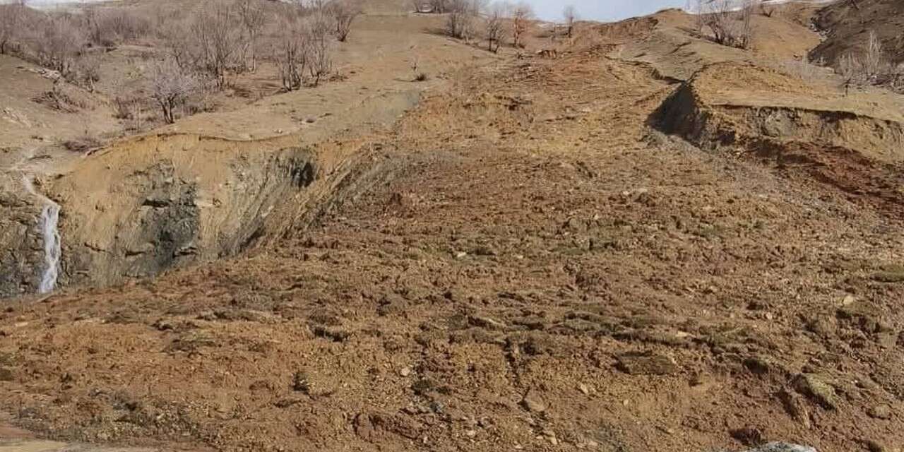 Durankaya halı saha girişinde heyelan