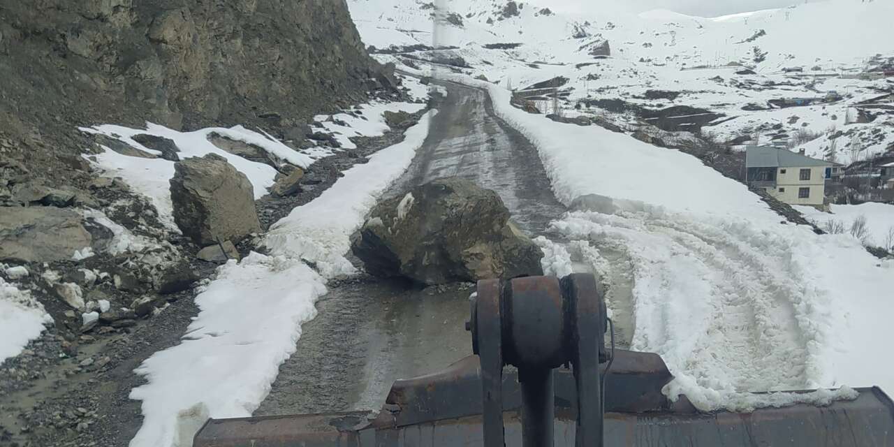 Yeni Mahalle yoluna düşen kayalar temizlendi