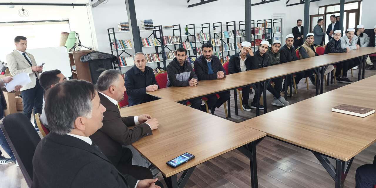 İl Müftüsü Okuş’tan hac yolcularına seminer, hafızlara hediye