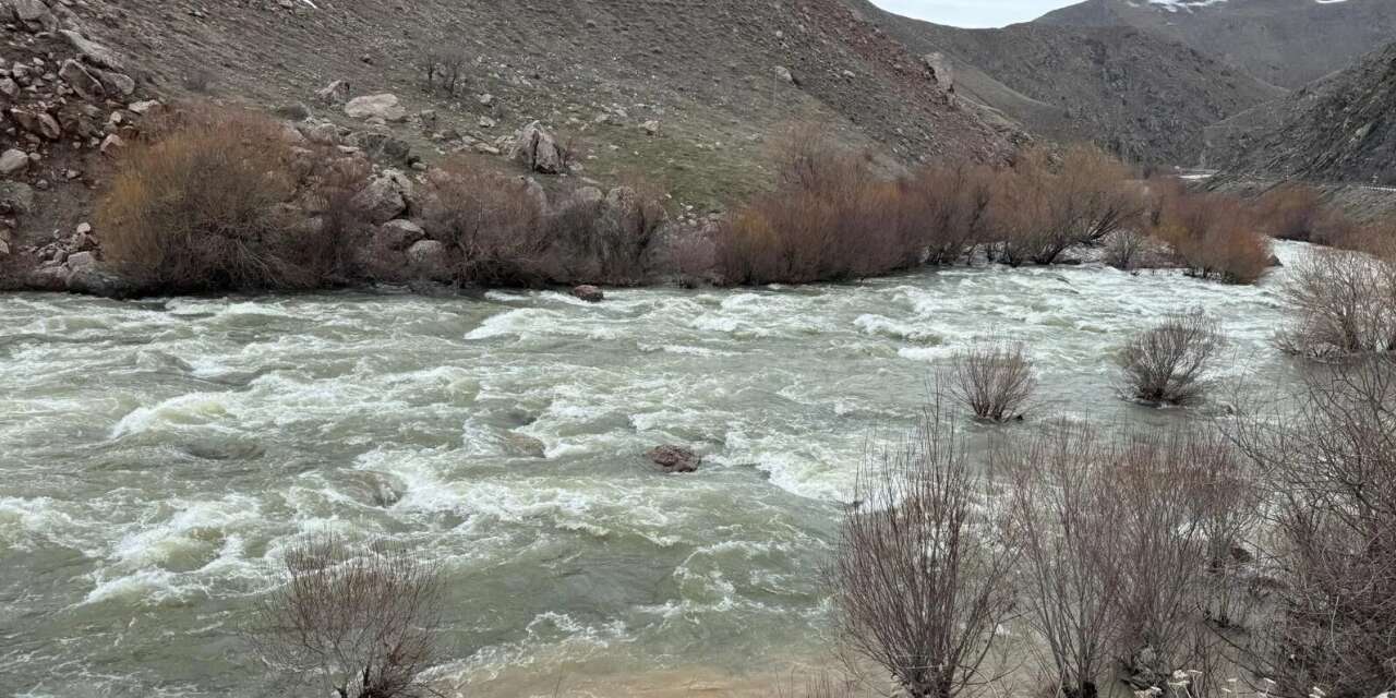Hakkari’de karlar eridi, Zap suyu coştu
