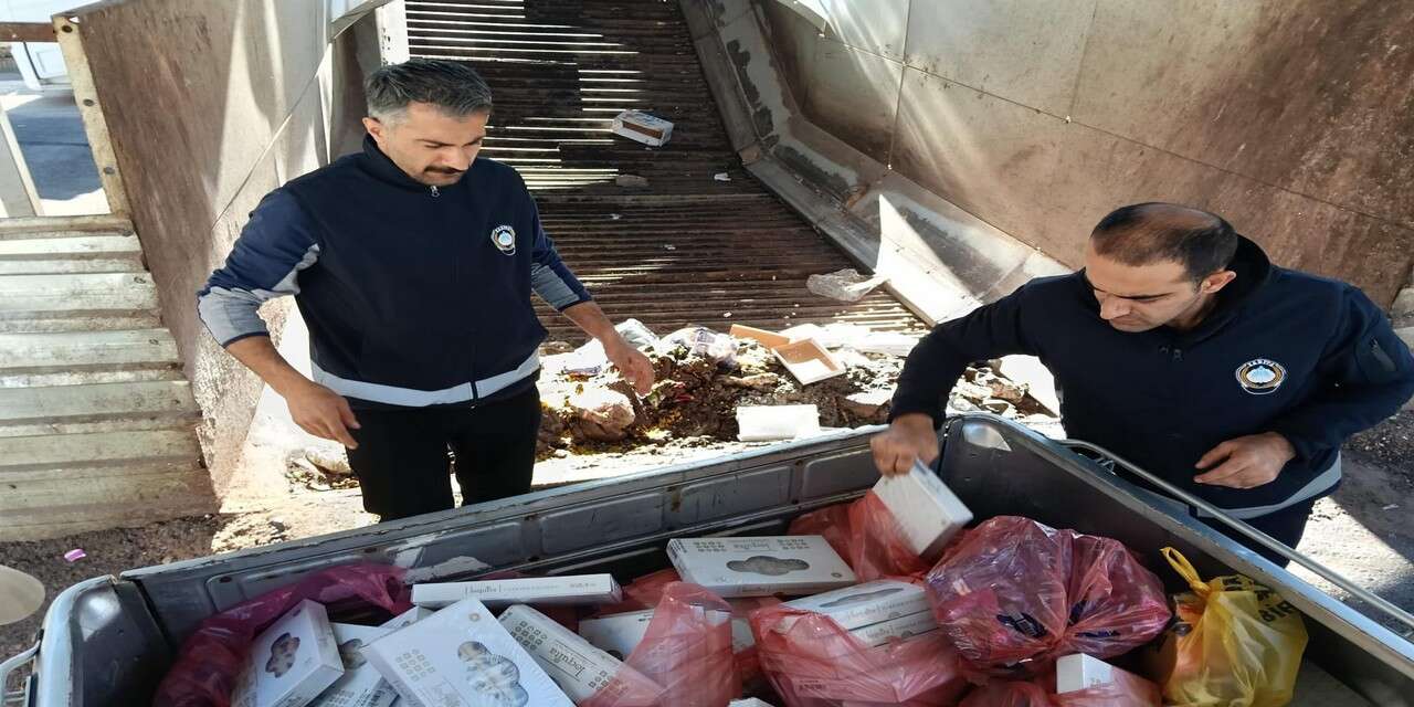 Hakkari Zabıtası tarihi geçmiş gıdaları imha etti