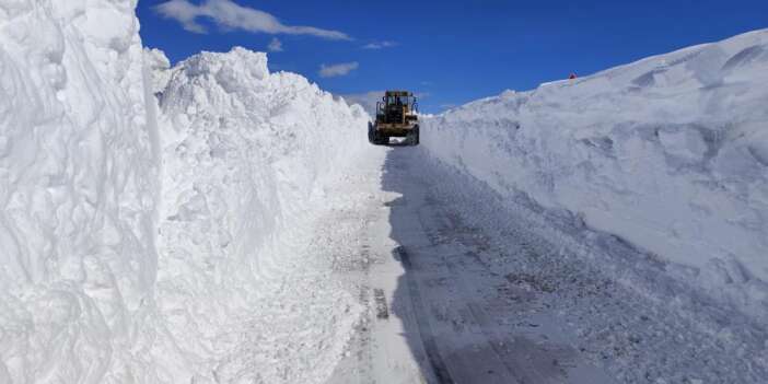 5 metreyi bulan karda yol çalışması