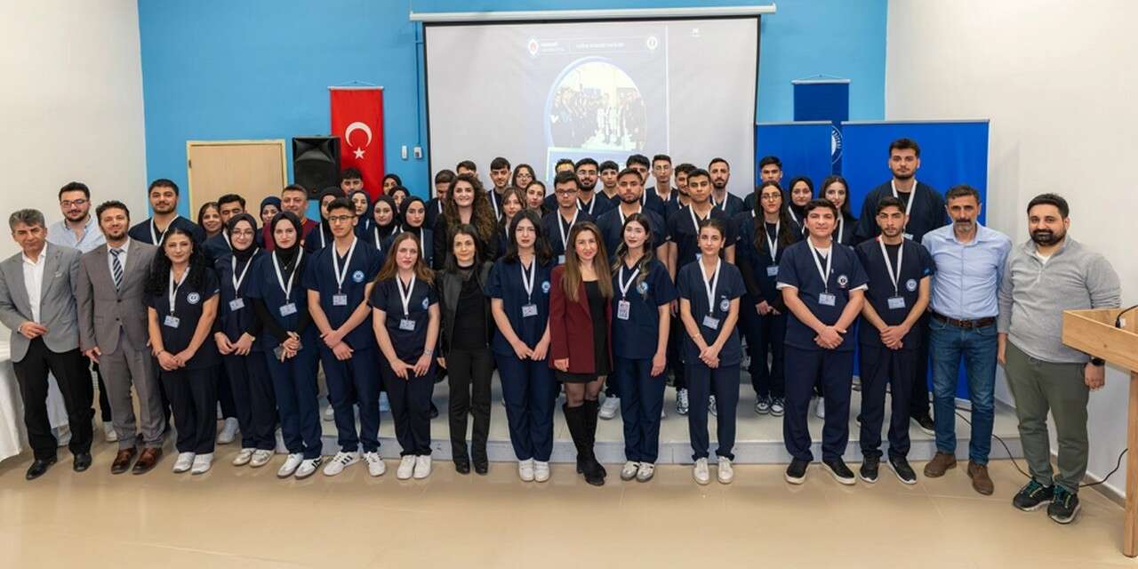 Hakkari üniversitesi hemşirelik öğrencileri mesleğe ilk adımlarını attı