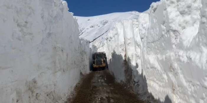 Nisan ayında 6 metrelik kar tünelleri
