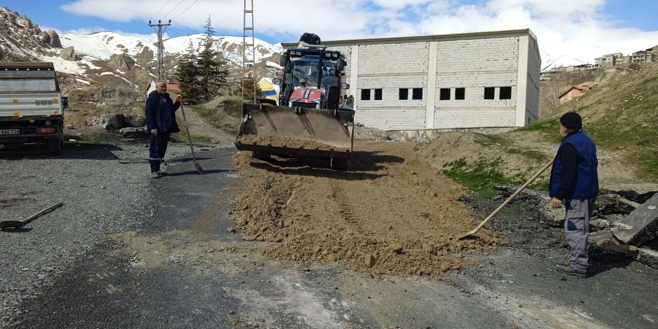 Hakkari'de çöken yollar onarılıyor