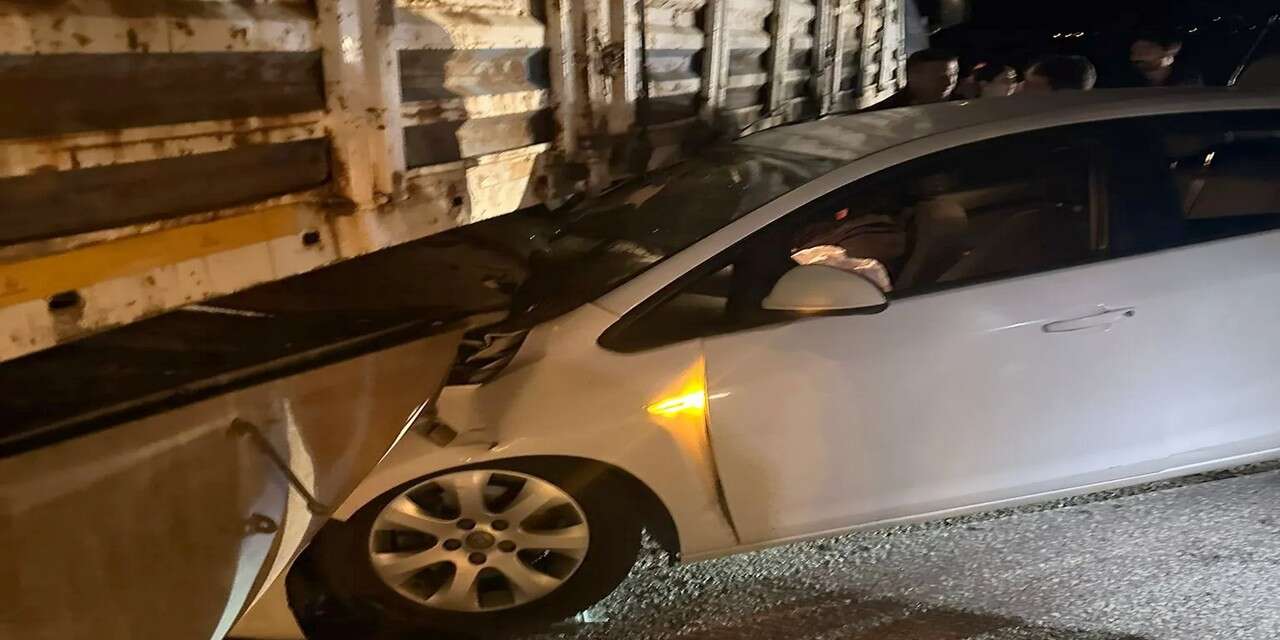 Hakkari’de tırla çarpışan otomobilde 2 kişi yaralandı