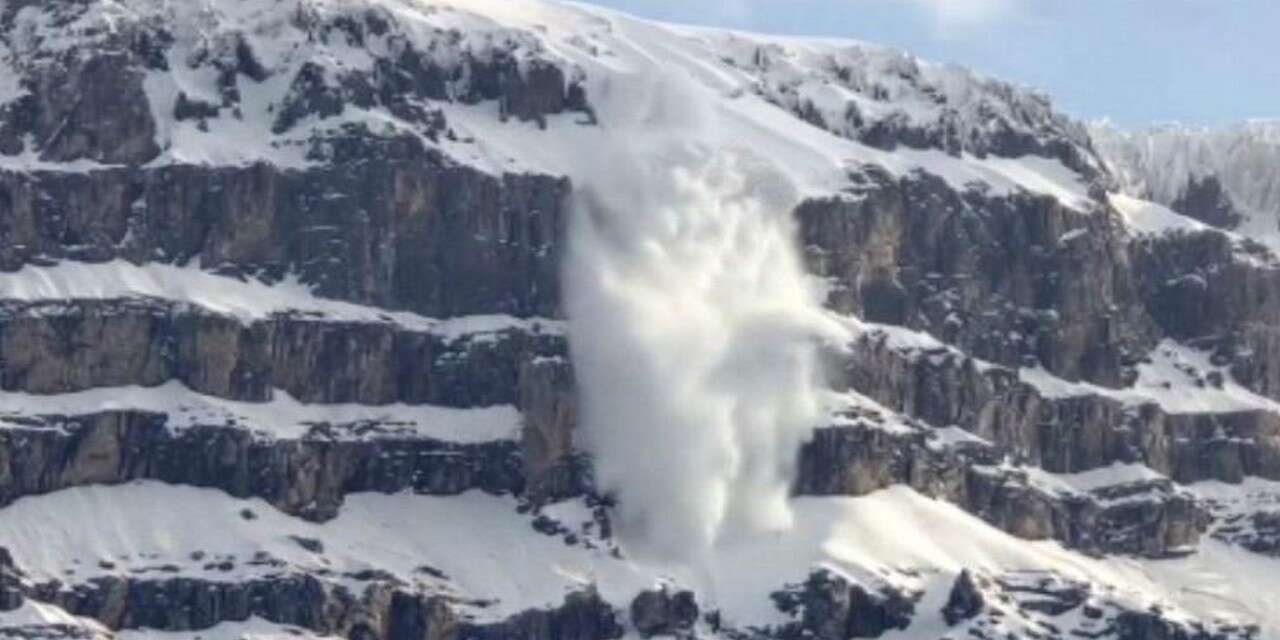 Uludere' da kar şelalesi