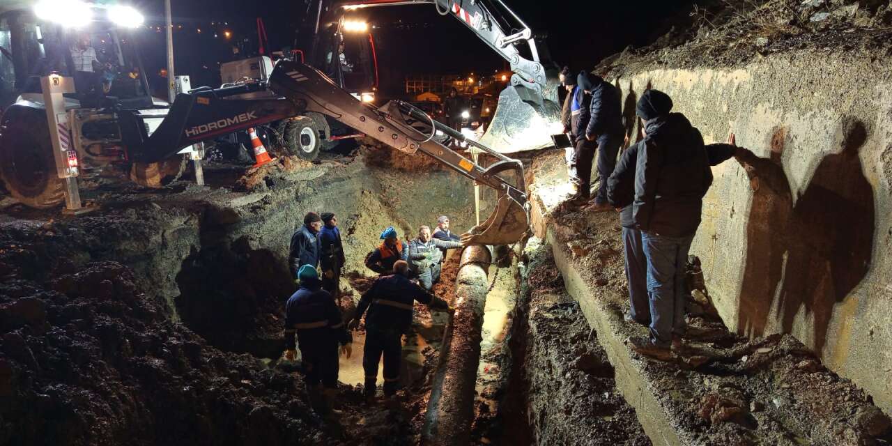 Toprak kayması su hattını vurdu
