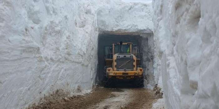 Doski bölgesinde kar tünelleri
