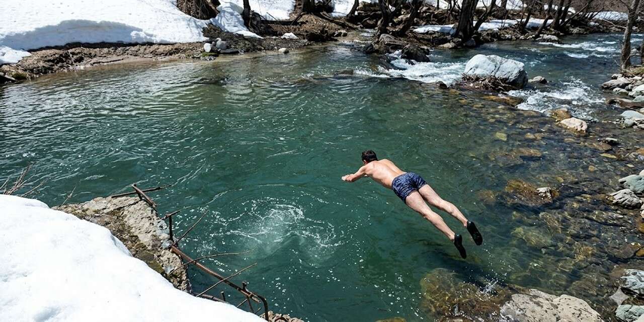 Karlar Altında Buz Gibi Suya Atladılar