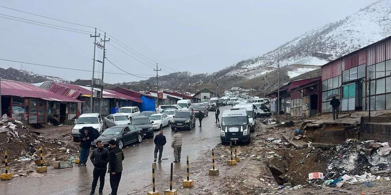 Günübirlik araçlar Üzümlü Gümrüğü kilitledi