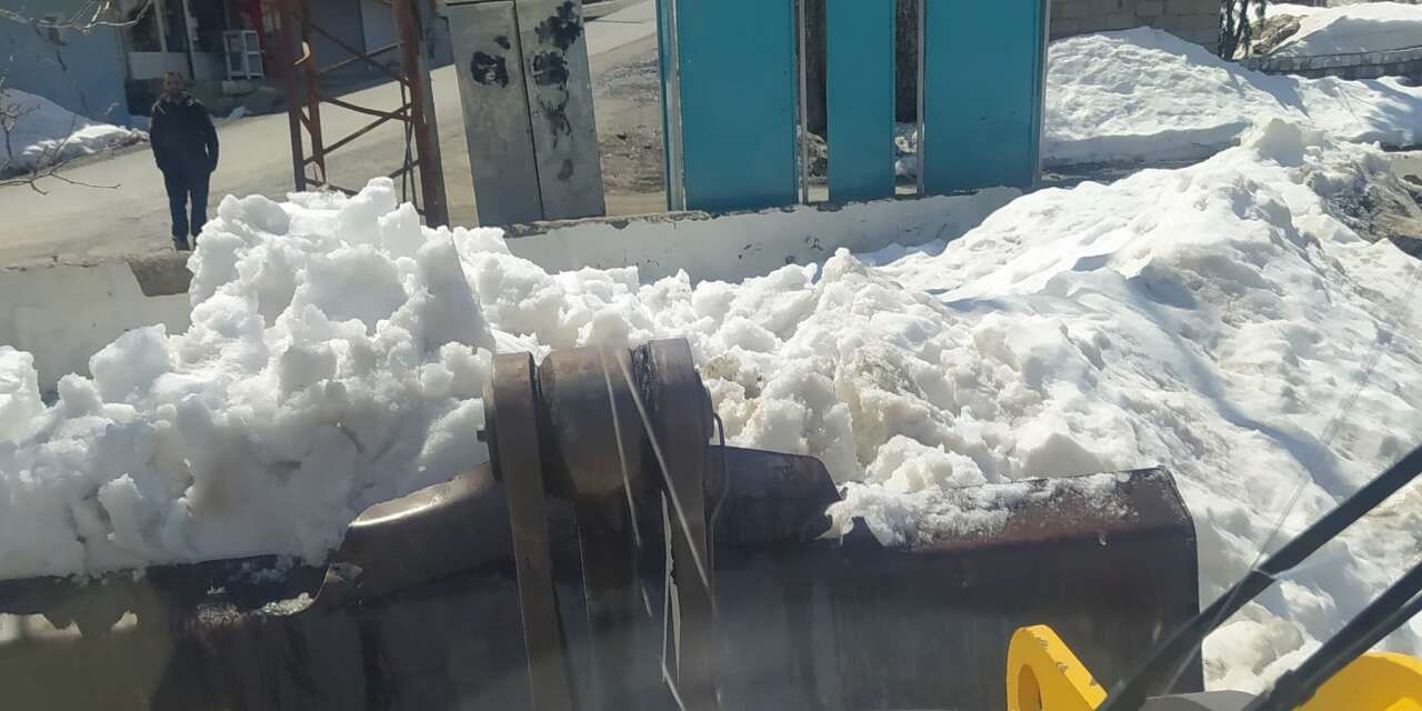 Hakkari'de Nisan ayında karla mücadele sürüyor