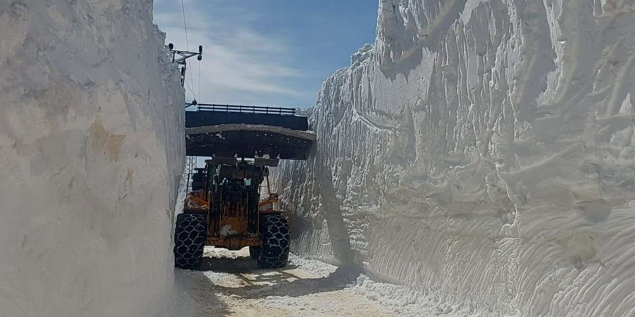Hakkari’de Nisan ayında 6 metre karla mücadele sürüyor