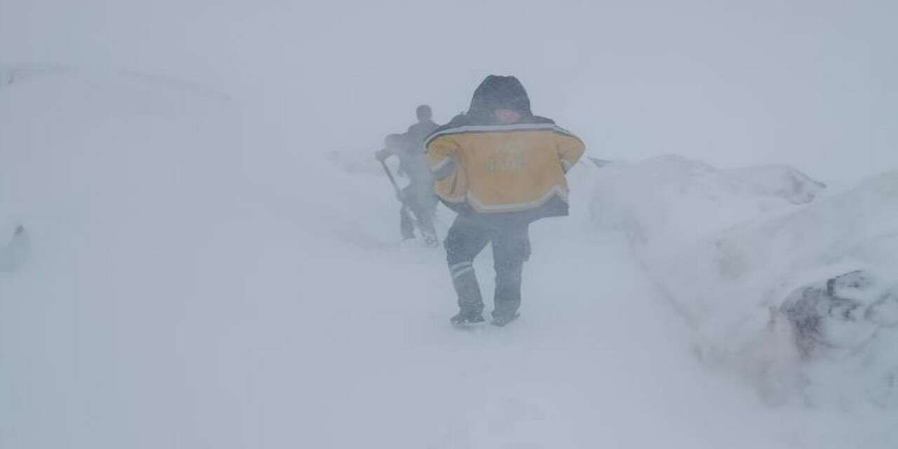Vatandaşlar belde yolunda mahsur kaldı