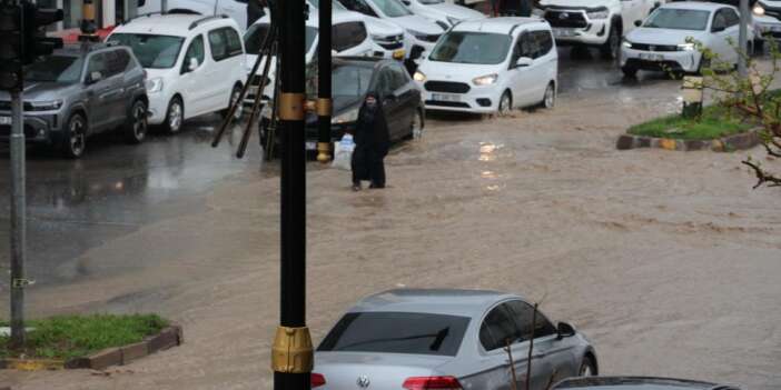 Sağanak yağış bir ilçeyi etkisi altına aldı