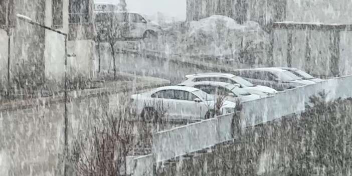 Yüksekova'da kar ve sis etkili oldu