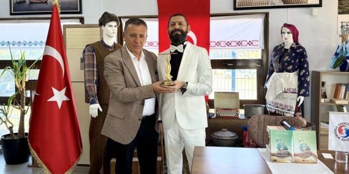 Akif Manaf’a Büyük Mübadele Derneği’nden Evrensel kardeşlik ve barış ödülü