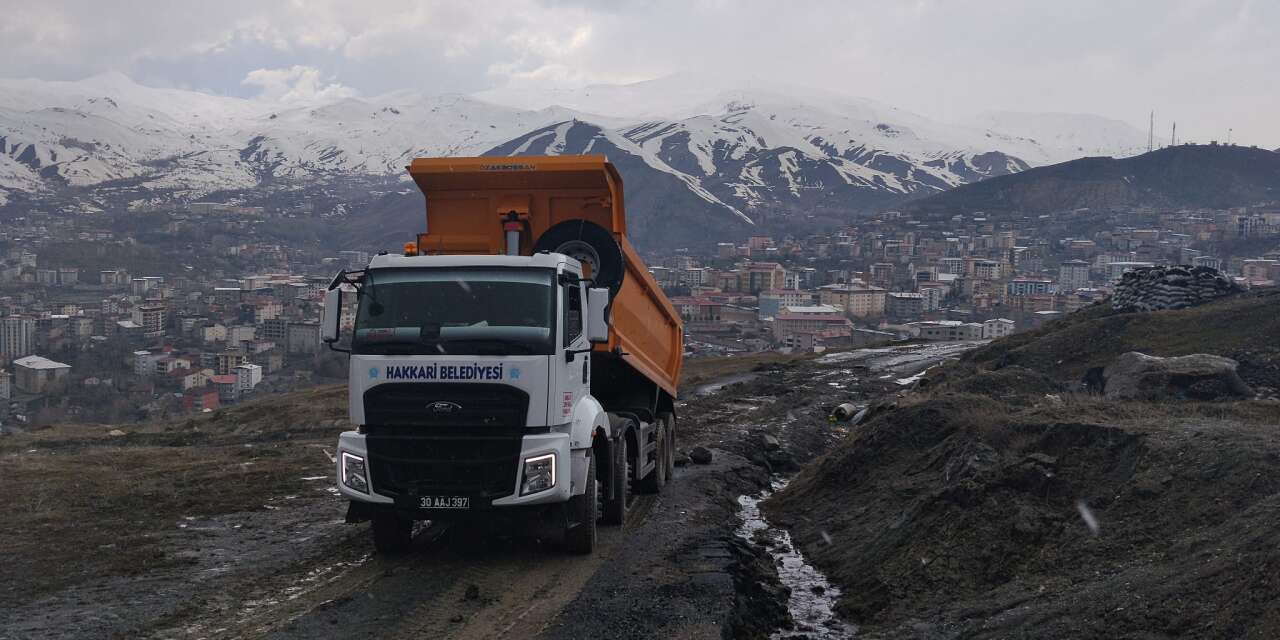 Hakkari'de yol onarımları sürüyor