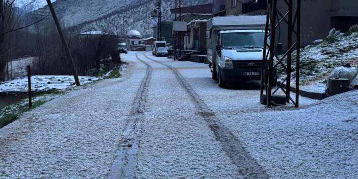 Misket büyüklüğünde dolu yağdı