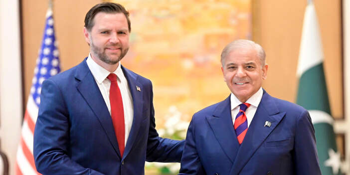 Vance ve İran heyeti aynı masada