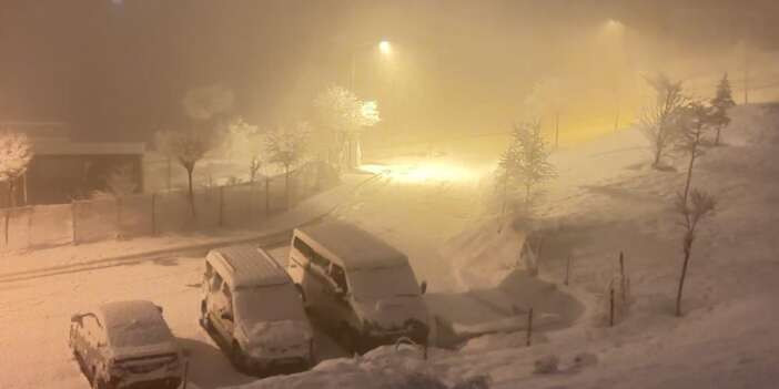 Yüksekova Nisan'da  beyaza büründü