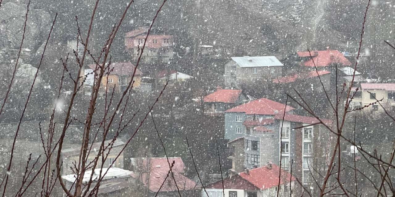 Hakkari’de sağanak ve kar bir arada