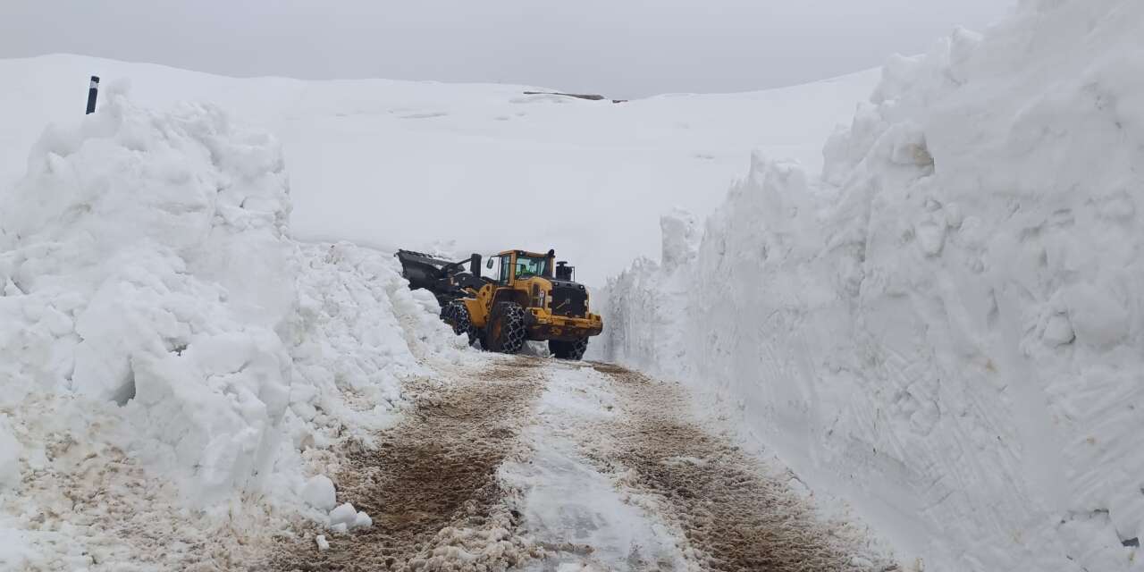 Hakkari'de 46 yerleşim yolu ulaşıma kapandı