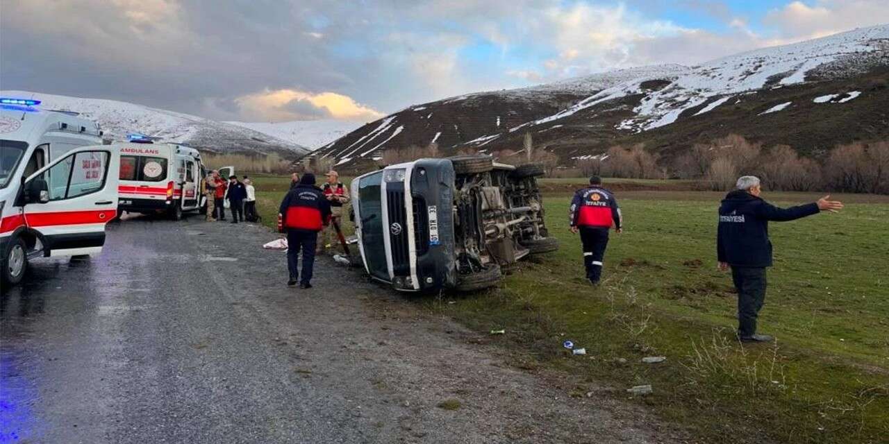 Minibüs Takla Attı; 11 Yaralı