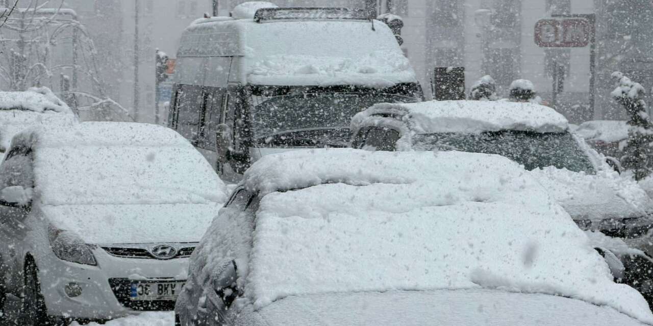 Hakkari’de onlarca köy yolu kapandı
