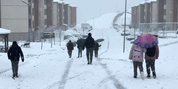 Yüksekova’da kar etkisini artırdı