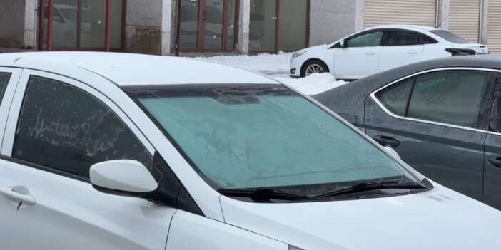 Yüksekova’da Nisan soğuğu: Araçlar buz tuttu