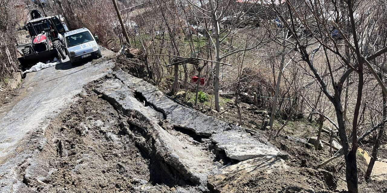 Bağlarda çöken yolu müdahale edildi
