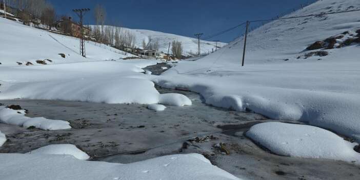 Kar yağışı sonrası dereler buz tuttu