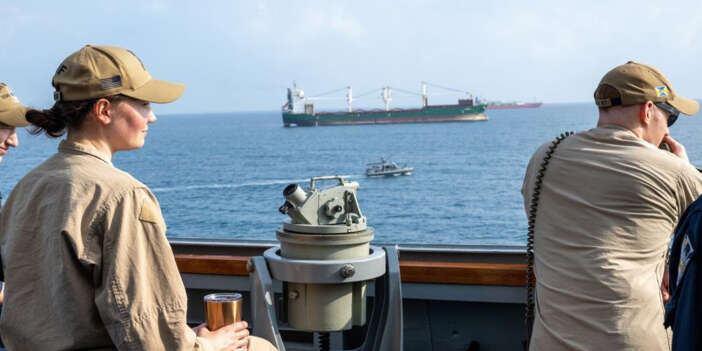 İran açıklarında tarihi abluka operasyonu