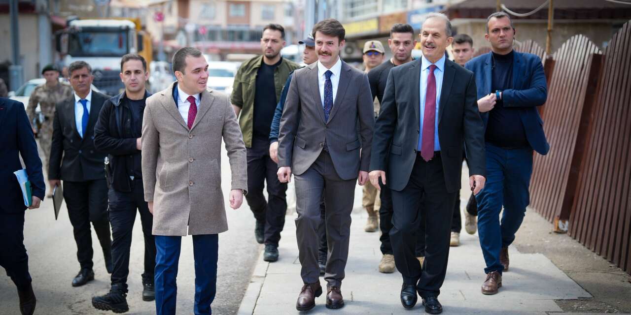 Vali Taşyapan Çukurca'da halkla buluştu