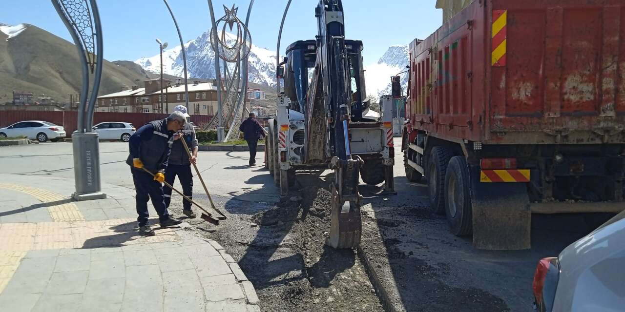 Hakkari'de kasisli yollar onarılıyor