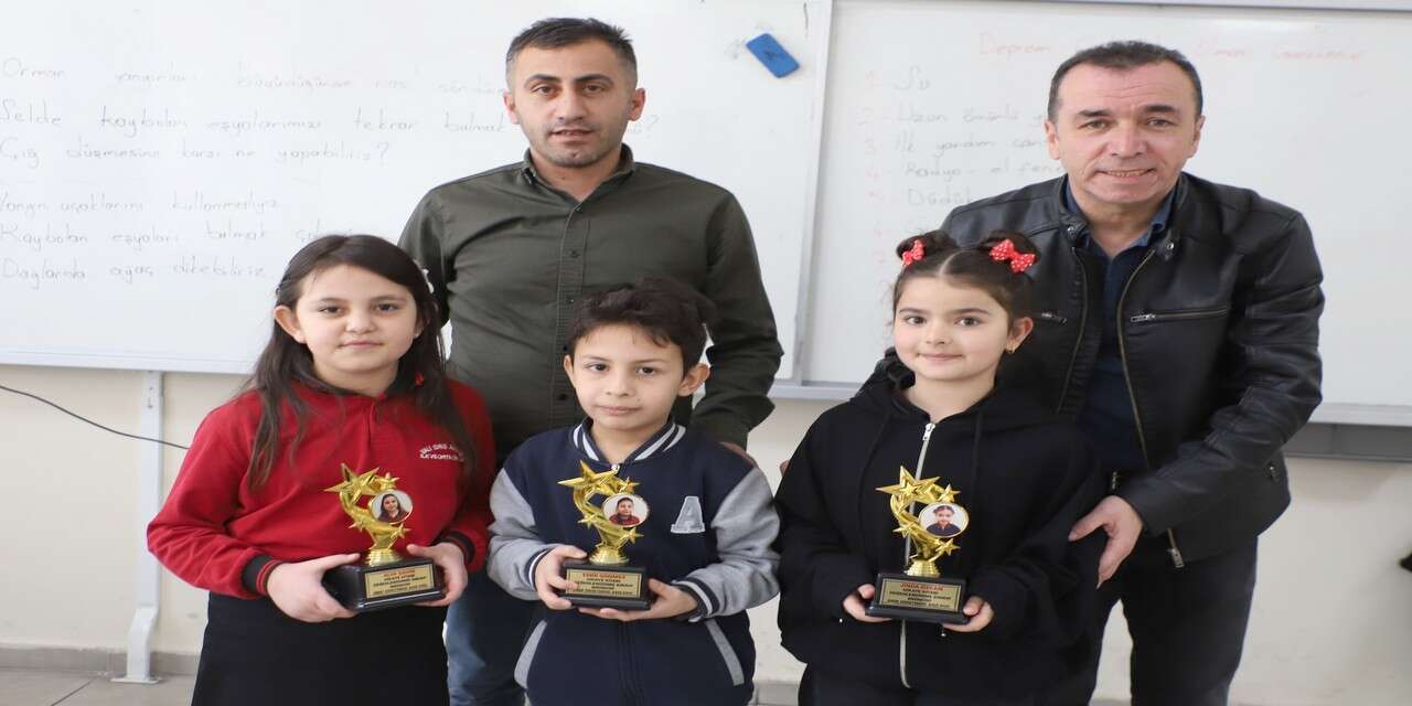 Hakkari'de öğrencilerin başarısı kupayla taçlandı