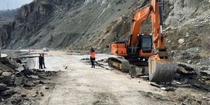 Hakkari-Van karayolu ulaşıma kapatıldı