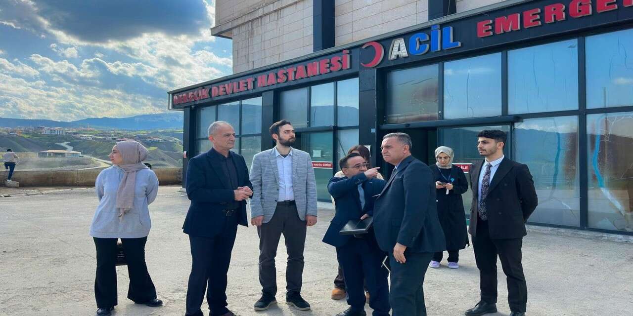 Dr. Kara, Derecik'te incelmelerde bulundu