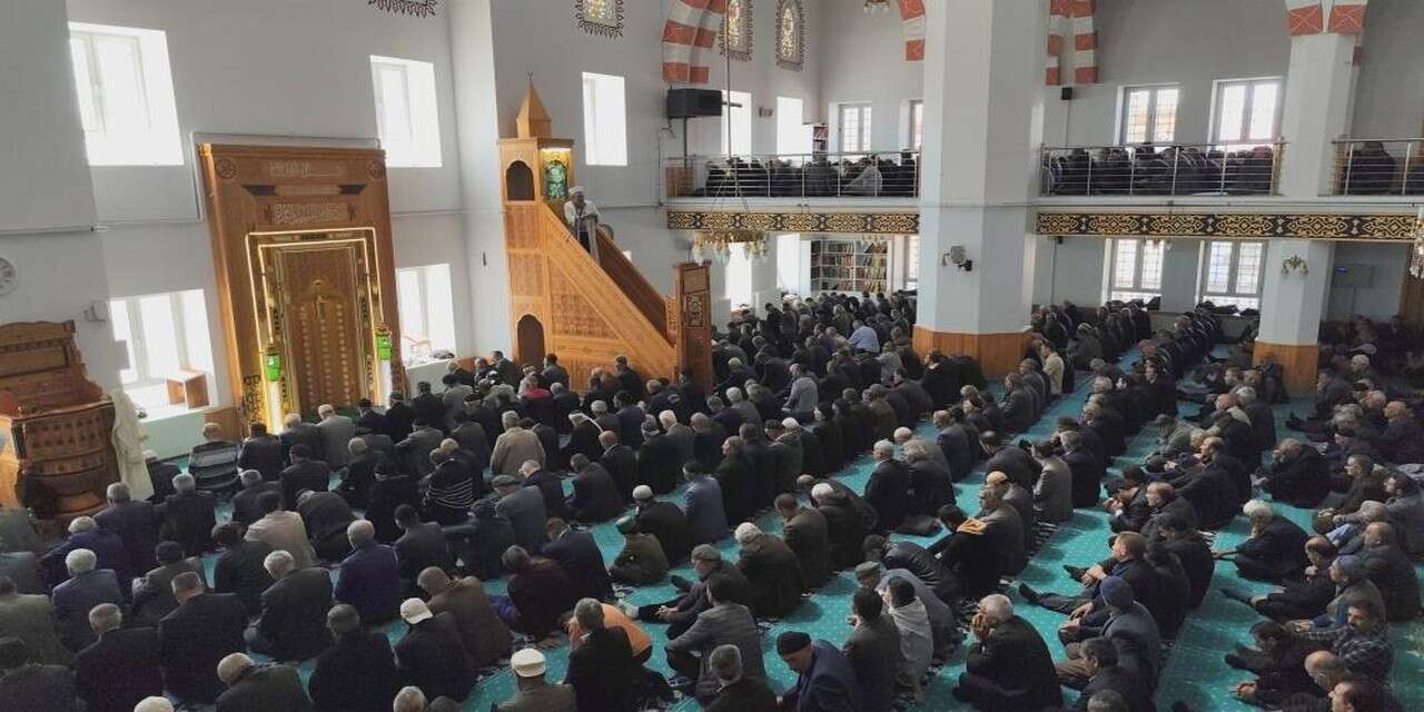 Öğretmen ve öğrenciler için gıyabi cenaze namazı kılındı