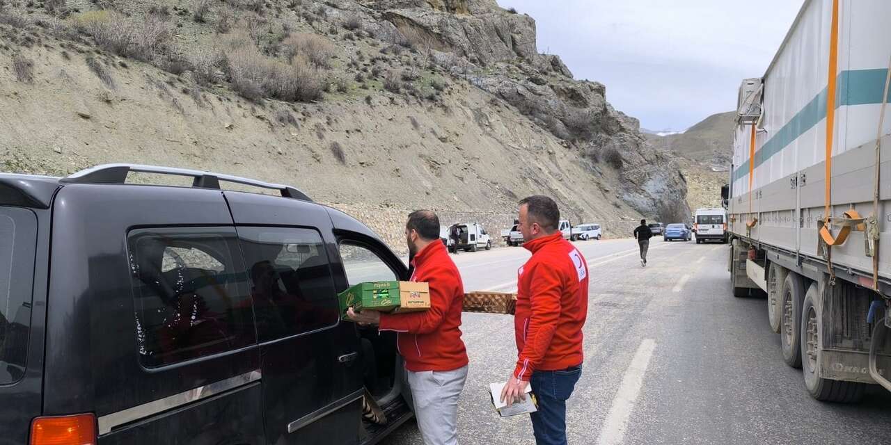 Kızılay’dan yolda kalanlara 800 kumanya