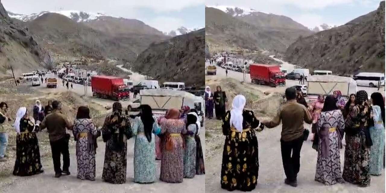 Hakkari-Van yolunda heyelan yolu kapattı, halay moral oldu