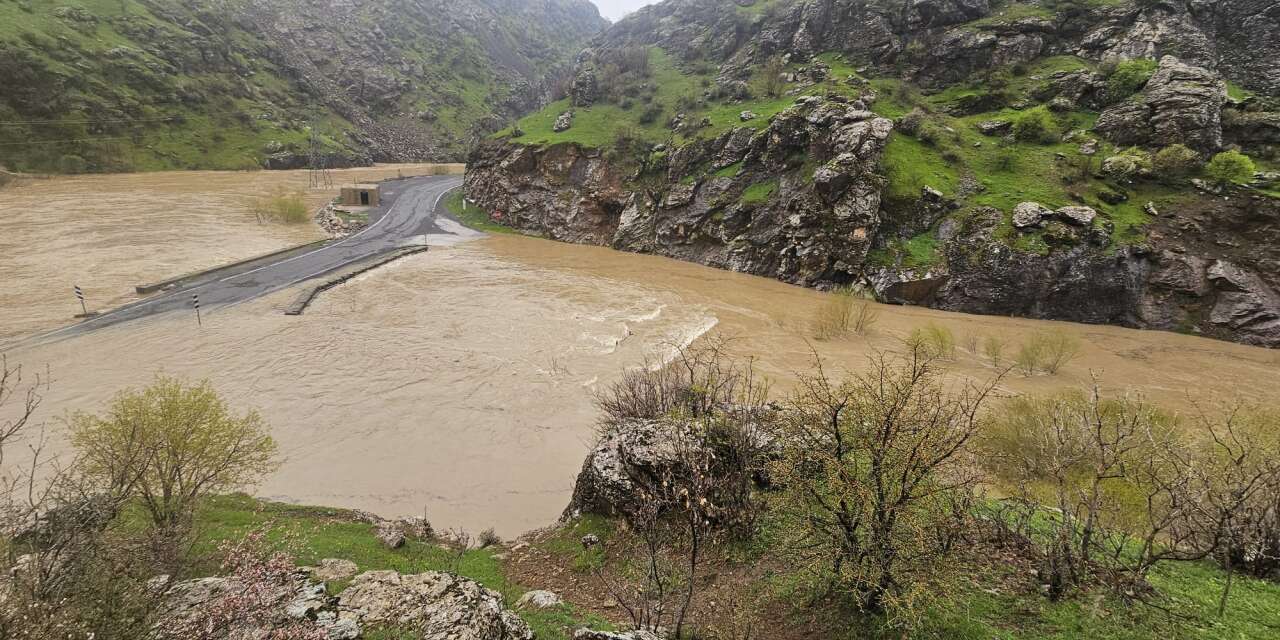 Derecik’te sel suları yolu kapattı