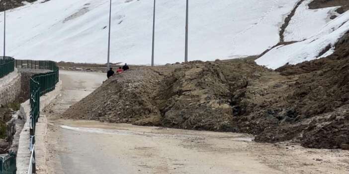 Yüksekova Pizok konutların yolu 2 haftadır kapalı
