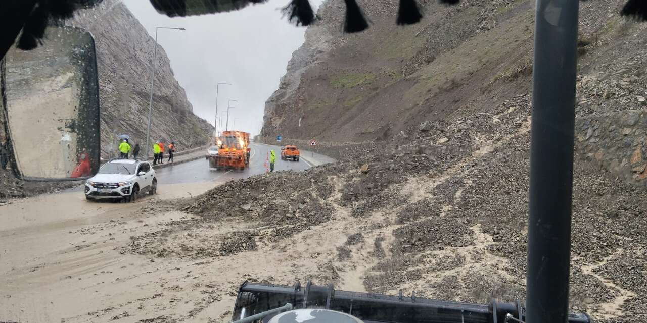 Depin karayolunda heyelan